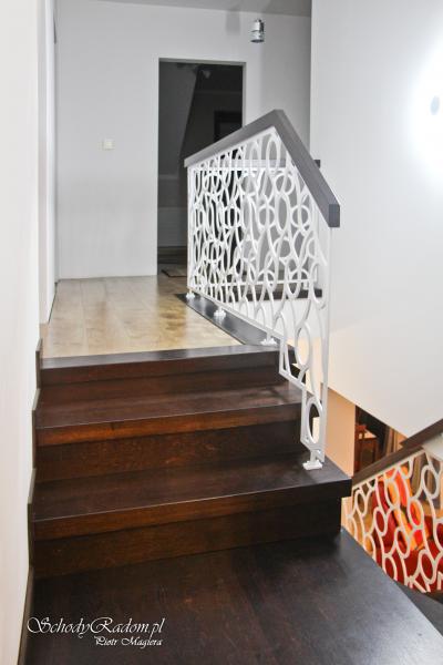 Schody z balustradą ażurową z blachy ciętą laserem
