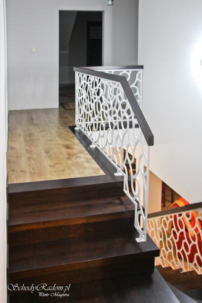 Schody z balustradą ażurową z blachy ciętą laserem