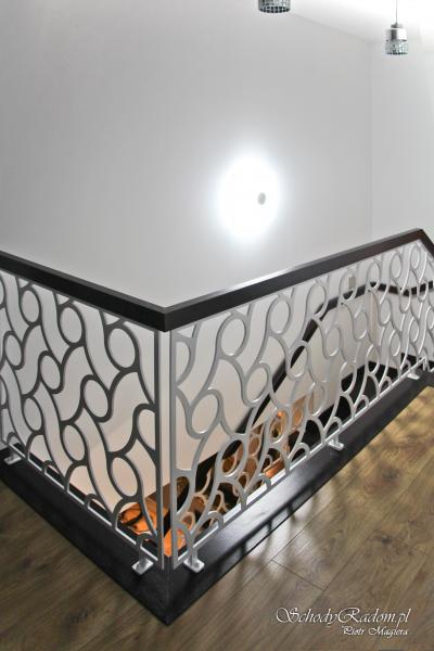 Schody z balustradą ażurową z blachy ciętą laserem