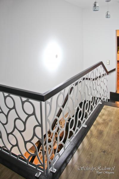 Schody z balustradą ażurową z blachy ciętą laserem