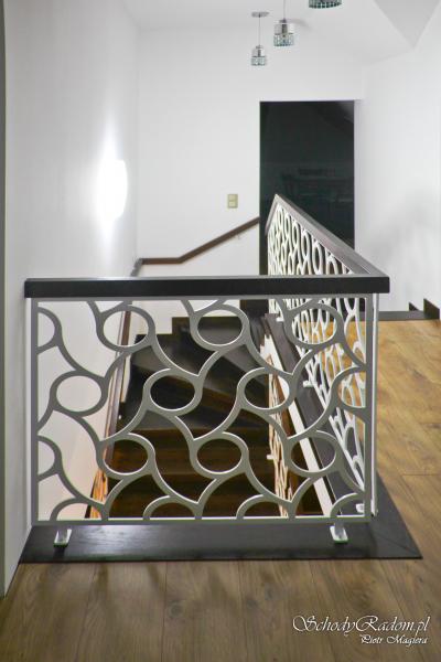 Schody z balustradą ażurową z blachy ciętą laserem
