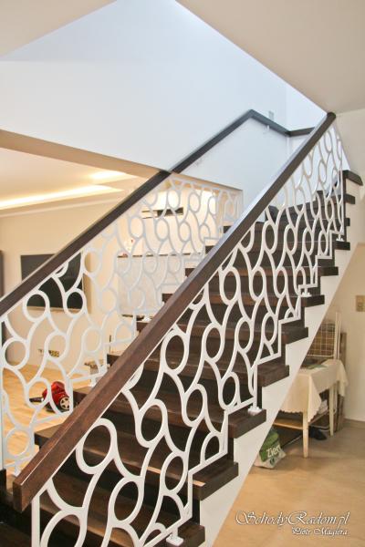 Schody z balustradą ażurową z blachy ciętą laserem