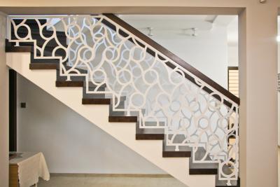 Schody z balustradą ażurową z blachy ciętą laserem